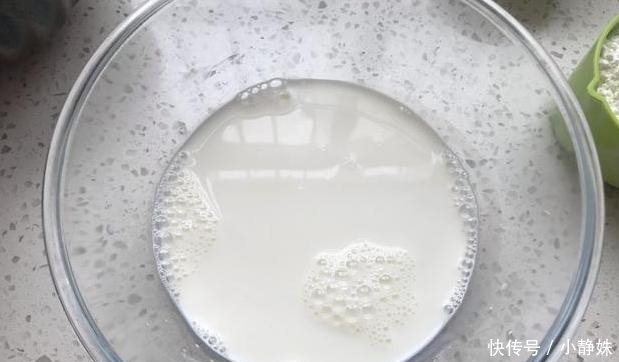 网红|网红小吃草莓班戟,在家做不用买,一口平底锅6个小步骤搞定