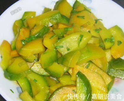 回娘家吃饭，妈妈拿出了拿手的南瓜做法，老公非要妈妈教着做