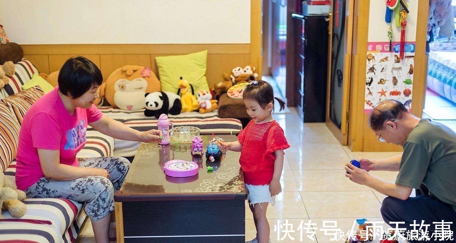 c位|外婆跳舞带上外孙,2岁萌娃舞姿娴熟,成为广场舞C位