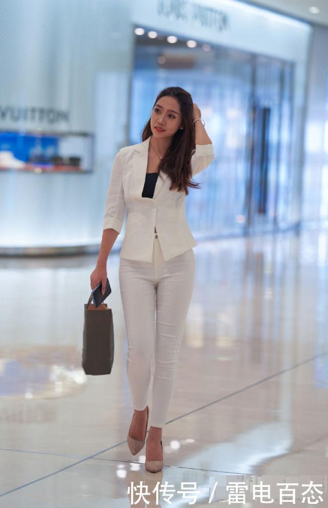 美女白色休闲裤内搭黑色的背心,彰显出自己靓丽自信的一面