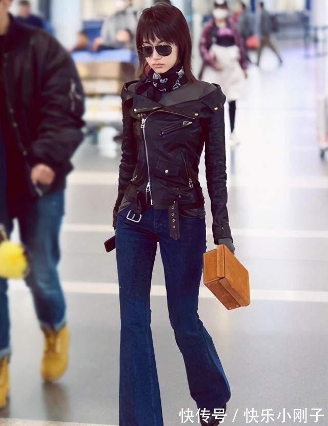 暖白色 明星时尚穿搭,白色羊羔毛大衣保暖又时髦,斜跨小包超有范儿