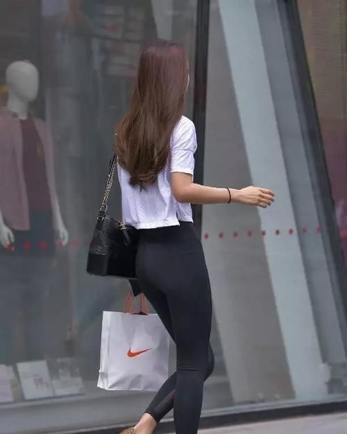 女人味|让瑜伽裤穿出属于你的味道，轻松彰显时尚，衬托出很好的身材