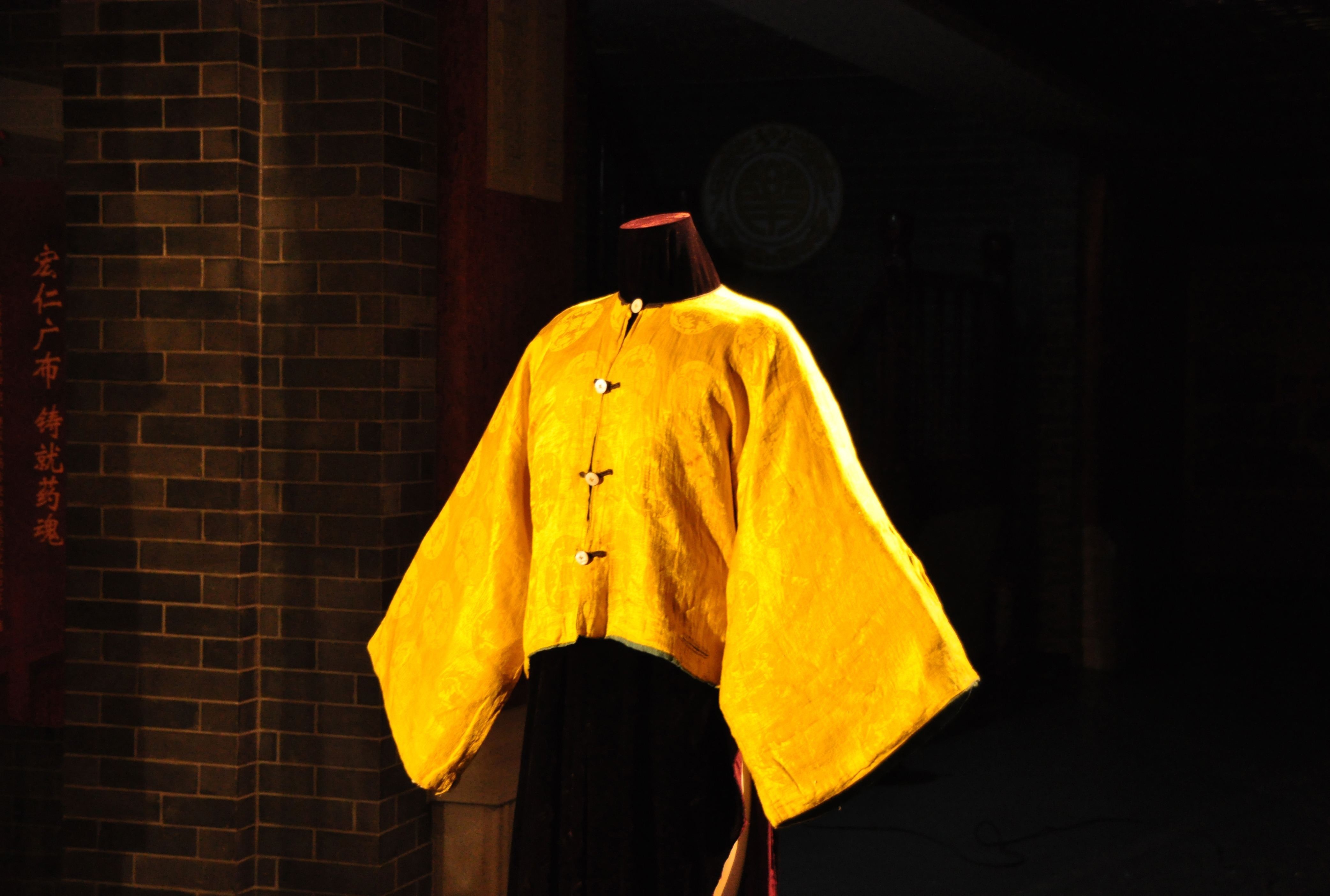 黄马褂在清朝是很难得的荣耀,但是乾隆年间却有人拿到了二十件