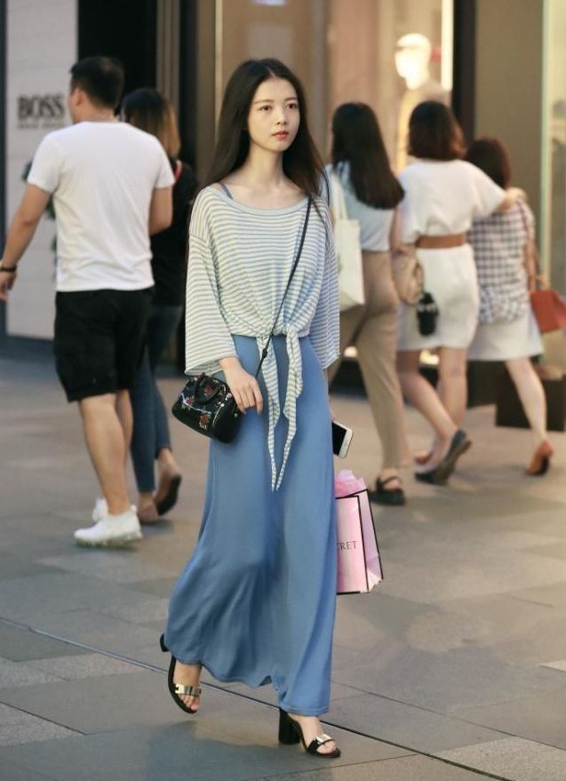 街拍:好养眼的小姐姐啊,看到她以后,心情马上变得好起来