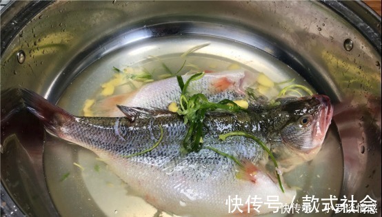 多汁|清蒸鱼千万不要放盐和料酒,大厨教你一招,鲜嫩多汁,不柴又不腥