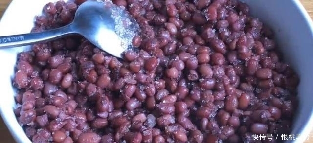 红豆又出新吃法,加一碗面粉,简单一做,松软香甜,好吃不厌