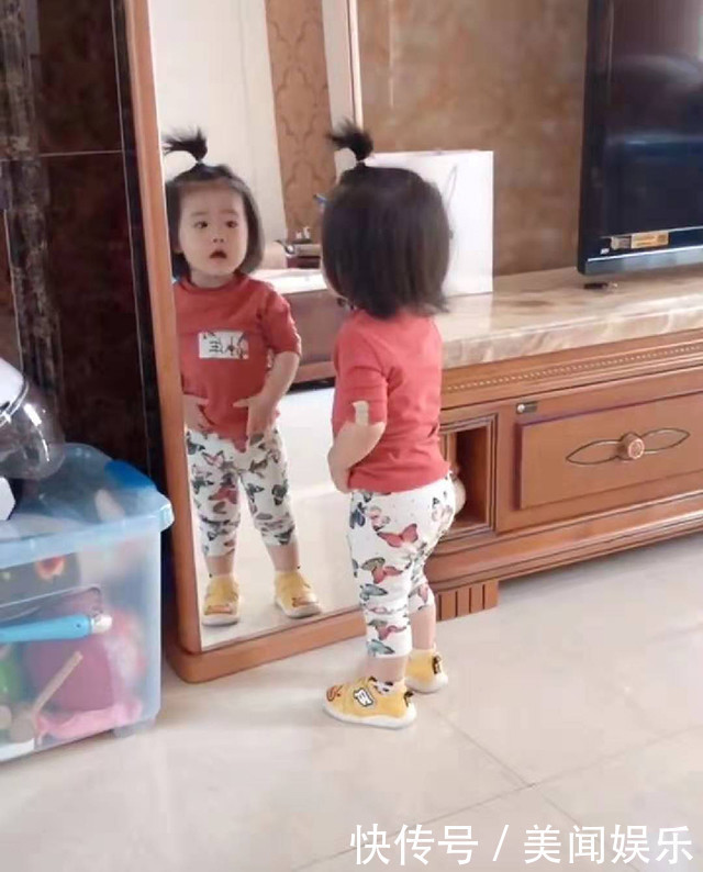 小蛮腰|女儿照镜子,发现自己的“小蛮腰”消失了,宝宝的表现笑翻网友