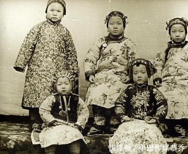 梅荫华|晚清充满生活气息的老照片,有人嬉笑有人光着上身