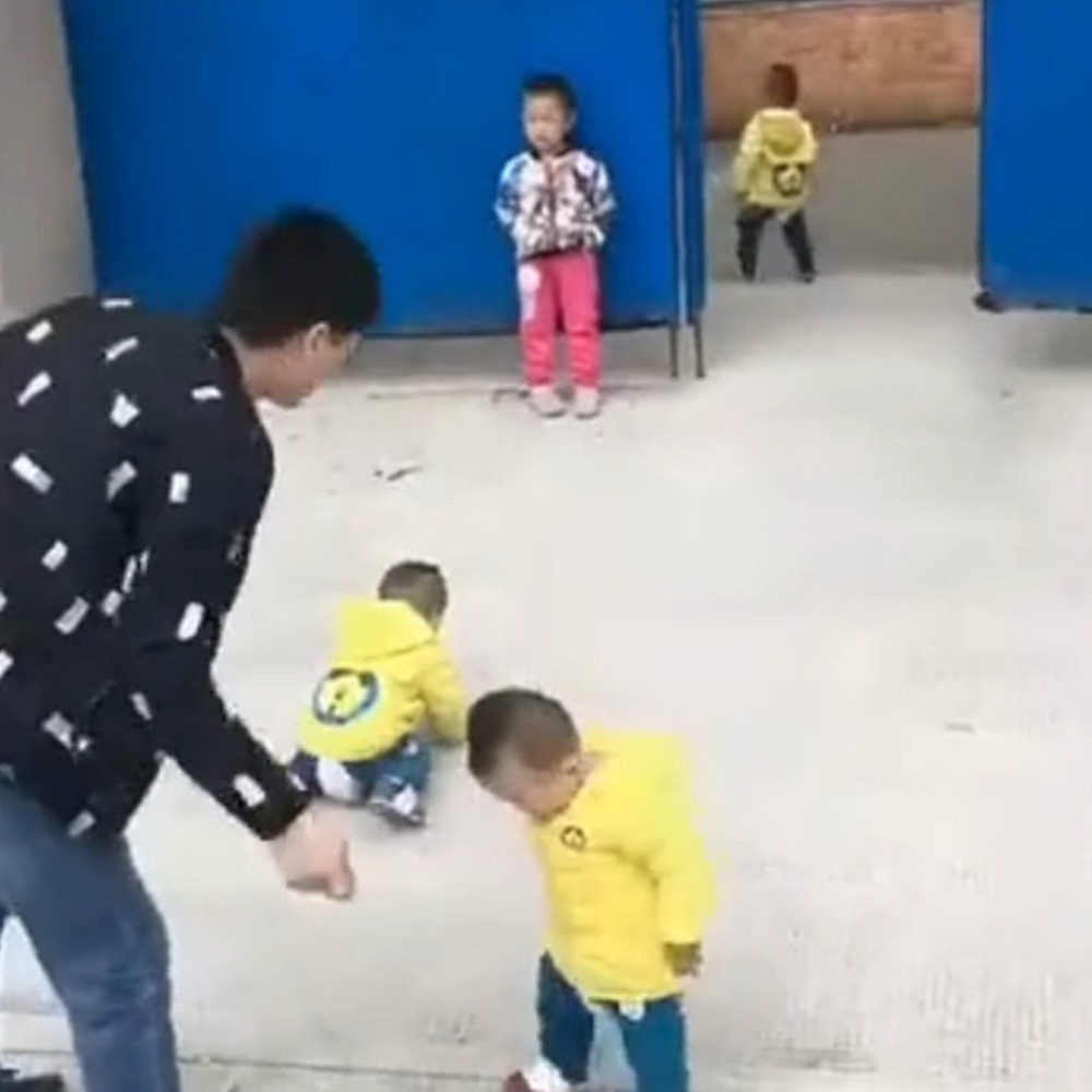 三胞胎|爸爸叫三胞胎回家吃饭，有一种“赶鸭子”的架势，画面太有趣了