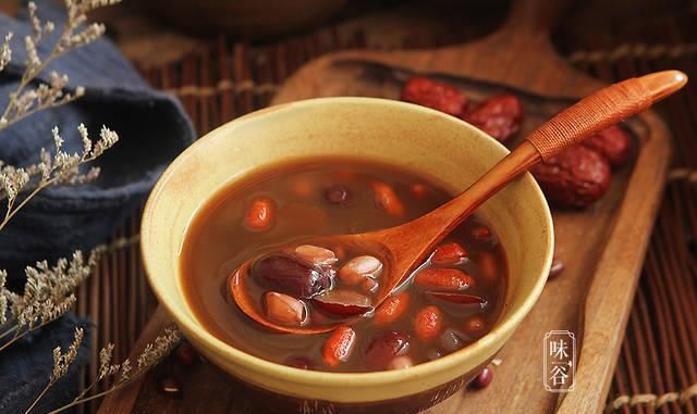 喝出|天冷了,女性要多喝五红汤,每天一碗,补血养血,喝出好气色!