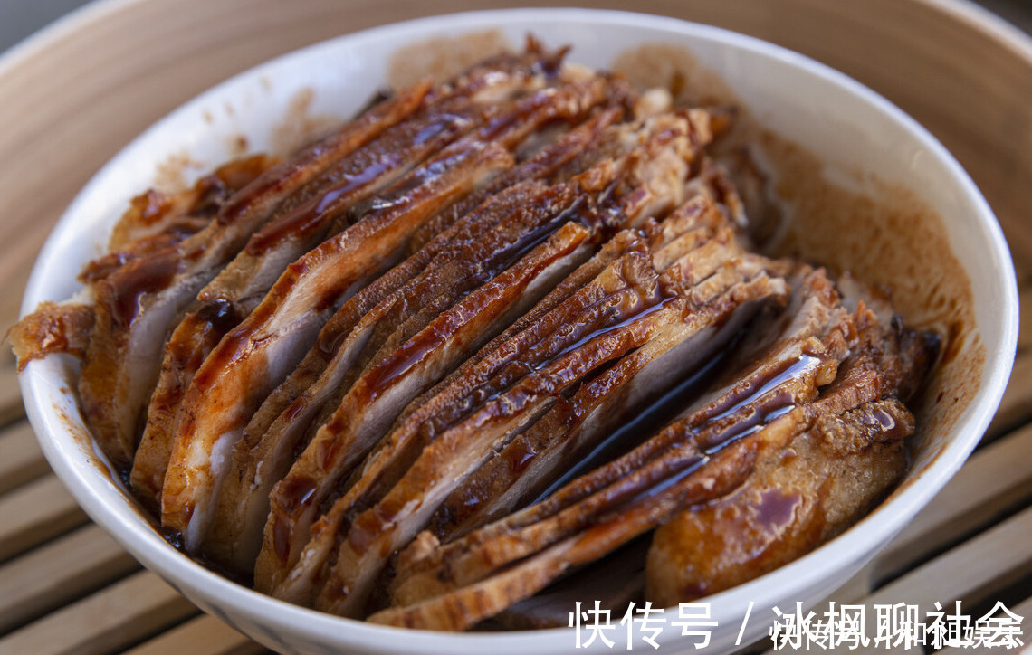 梅菜扣肉好吃有技巧,教你地道做法,肥而不腻,入口即化