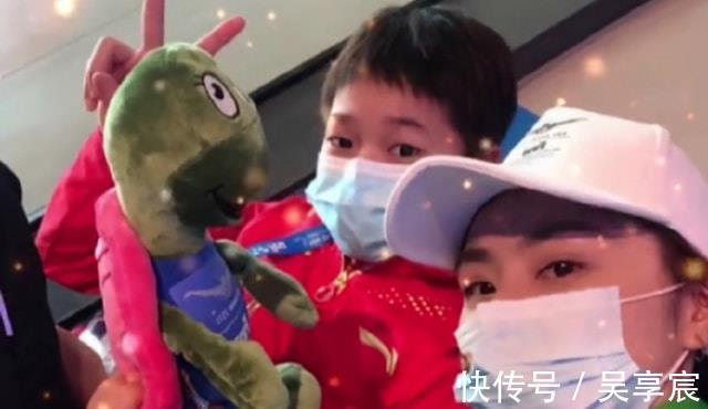 玩偶|全红婵晒新礼物!跳水裁判送的新玩偶“绿乌龟”,把红姐开心坏了
