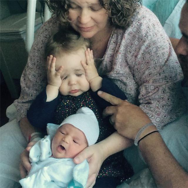 女大学生回家,发现父母偷偷生下二胎,第一反应彰显满满的求生欲