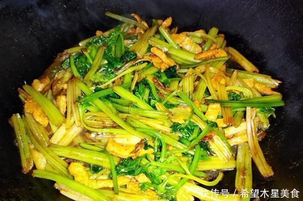 松散|吃腻了豆角焖面,不妨换种吃饭,蒸一锅芹菜焖面,松散筋道超好吃