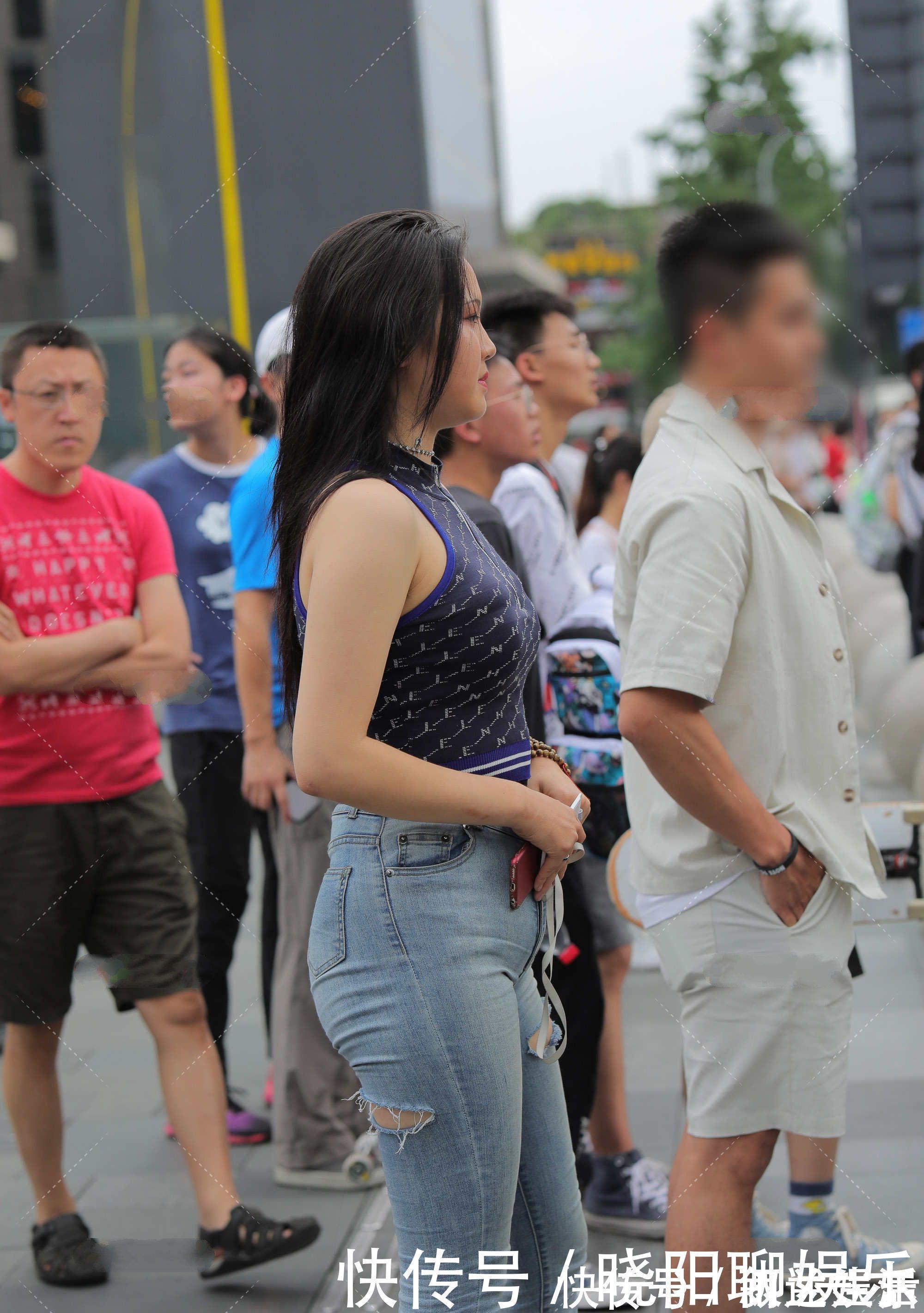 牛仔裤 字母图案背心搭配时髦设计牛仔裤,透明果冻鞋,美丽又显白