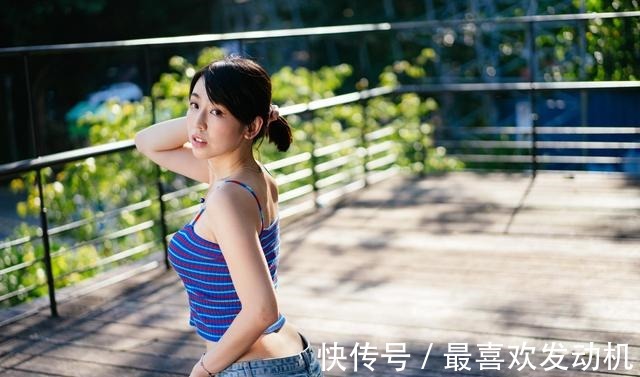 拉丝 冰丝针织吊带背心搭配牛仔短裤，简单又时尚穿出高级感