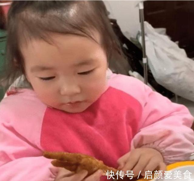 女孩|女孩啃鸡爪,却意外发现跟自己小手很像,网友:鸡爪突然就不香了