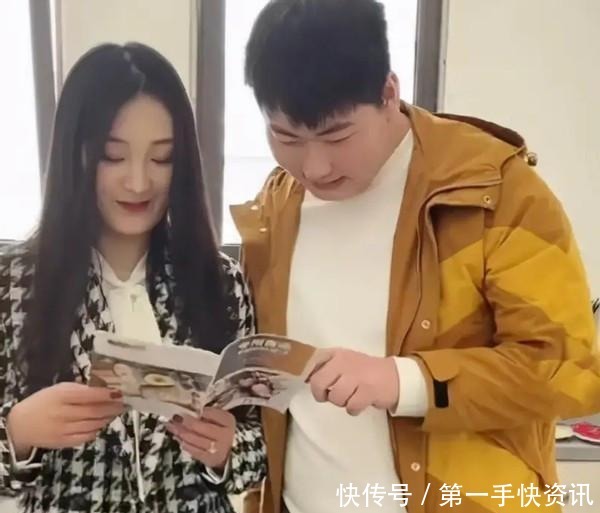 风衣|大衣哥亲家母太时髦!穿白棉服齐刘海皮肤真白,跟陈亚男似姐妹