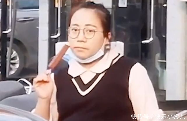 孕期|孕妇“偷吃”雪糕,被丈夫看见后赶紧闪躲,孕期能吃雪糕?