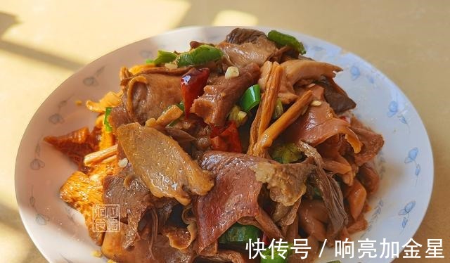 农村岳父寄来一大袋菌菇干,炒了一盘晒朋友圈火了,电话响个不停!