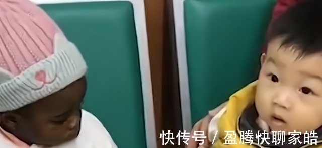打针|山东男童医院打针偶遇非洲宝宝,俩娃对视后当场看懵,网友笑翻了