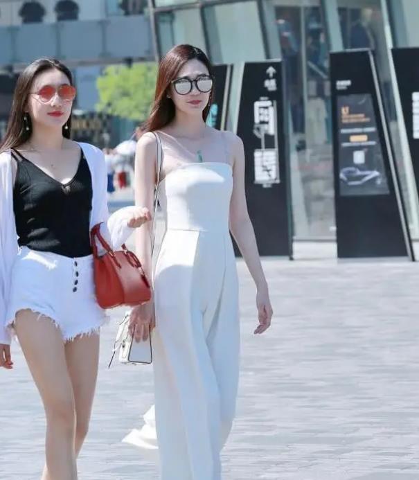 街拍:皎若秋月的美女,白色上衣配浅绿色裙子,时尚气质风范