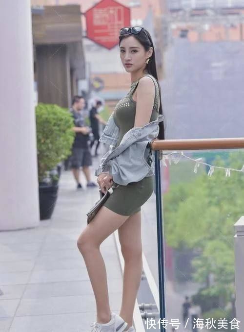小姐姐 宽松牛仔外套搭配墨绿色裹身裙设计感,骨感腰身让穿搭更具魅力