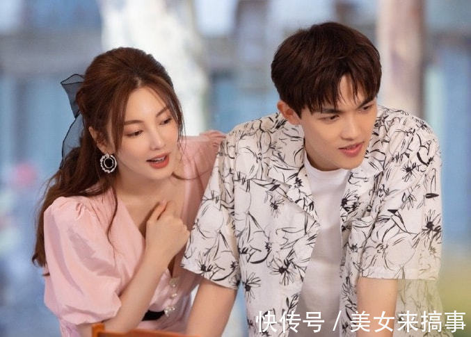 杨幂新综艺路透曝光,一头浅蓝发挑染太抢眼,王者竟达荣耀69星