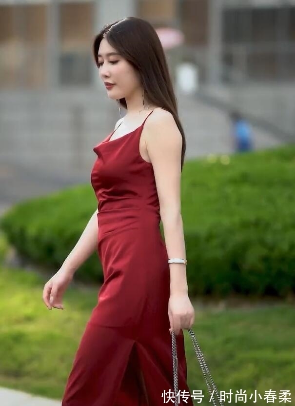 穿搭 街角里的时尚,真丝裙彰显“知性熟女”韵味