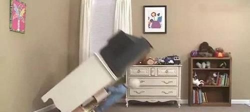 安全意识|4岁娃在客厅玩,一声“咚”,妈妈从厨房跑出,孩子倒在了血泊里