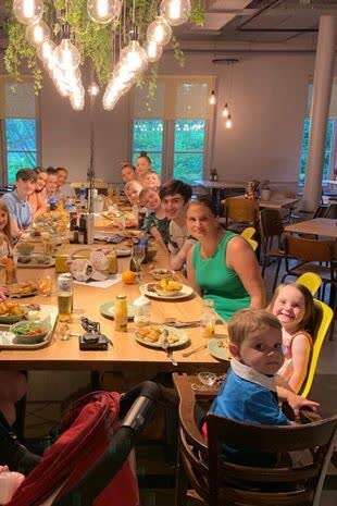 餐桌|拥有22个孩子的家庭添置新餐桌 终于可以全家人一起吃饭