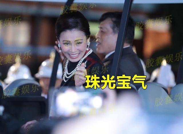 泰王后首次穿黑色短裙!从头到脚全是新首饰,跟诗妮娜打响珠宝战