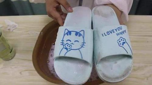 拖鞋别再用水洗了，教你一招，多顽固的污垢都可以轻松去除