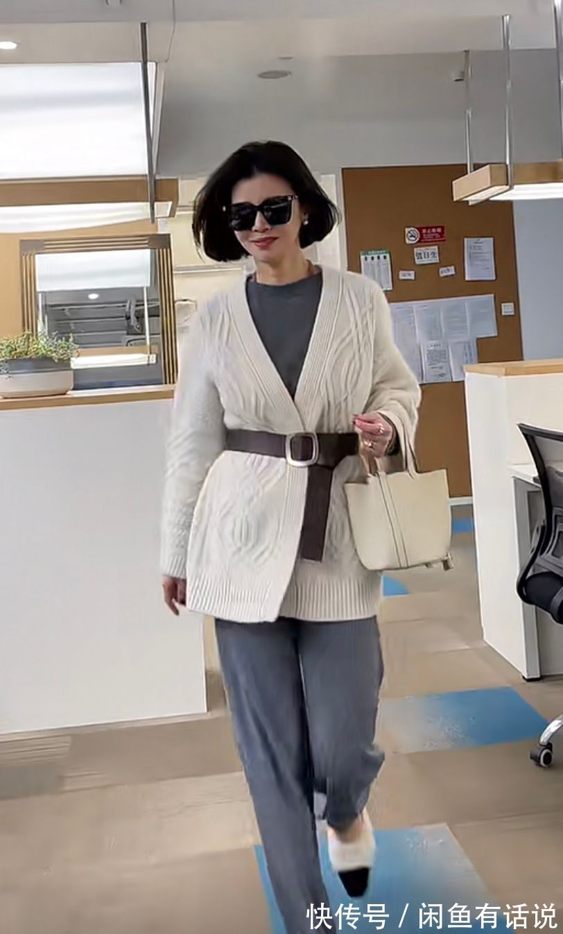 最后一天|高级打工人平时怎么穿?看40岁精英女示范一周穿搭,越简单越高级