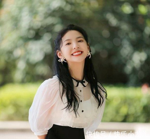 衬衫|薄纱衬衫配高腰A字裙清新时髦,回头率爆表