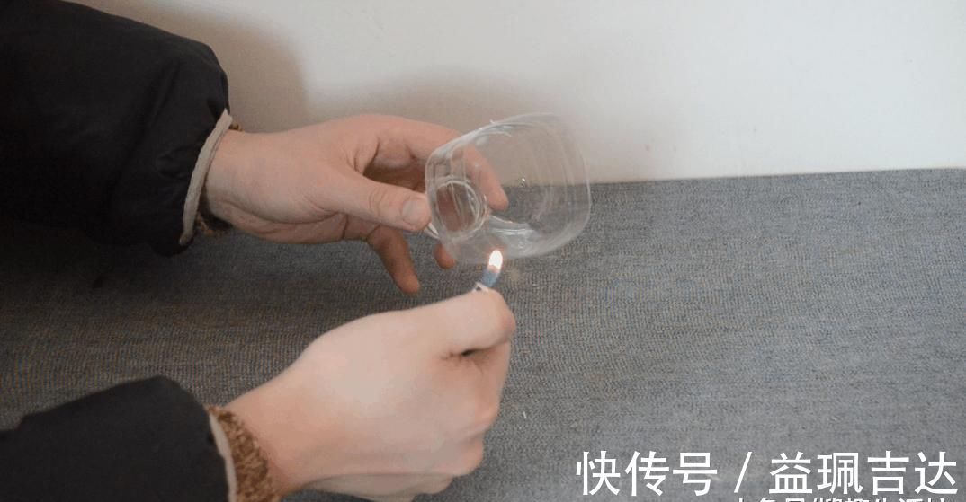 塑料瓶上粘张纸巾, 没想到还有这妙用, 解决了家家户户都困扰的难题