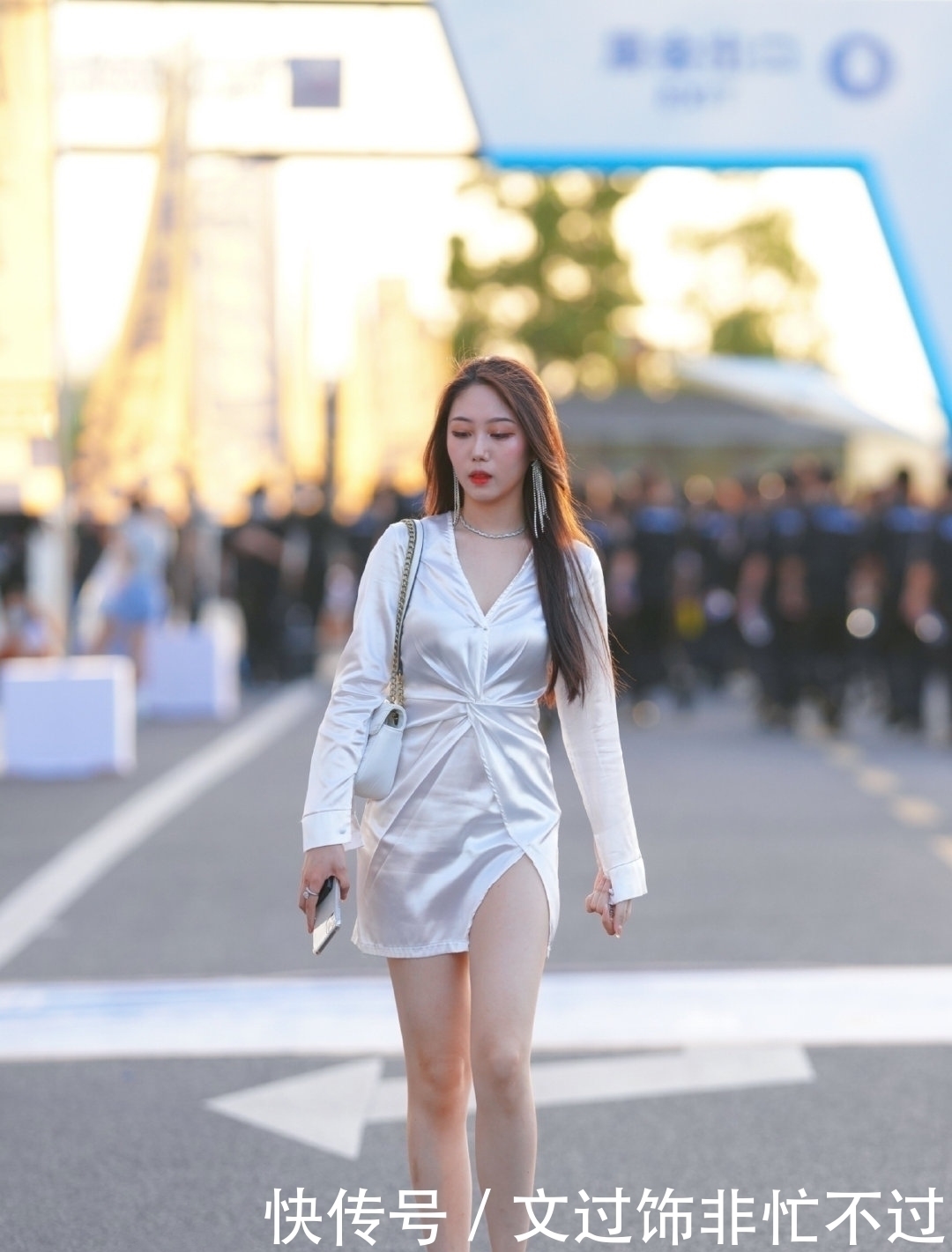 白领丽人|丝滑的衬衣短裙,白领丽人最喜欢的穿搭,体现出了时尚不俗的气质