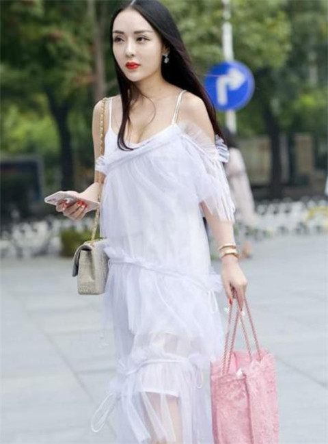 街拍气质迷人的小姐姐,唯美的穿搭很动人,让人心动的感觉