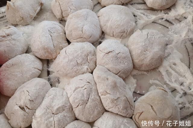 猪肉|东北不但有酸菜猪肉炖粉条,还有酸鲜够味的它,蒸一锅热乎又好吃