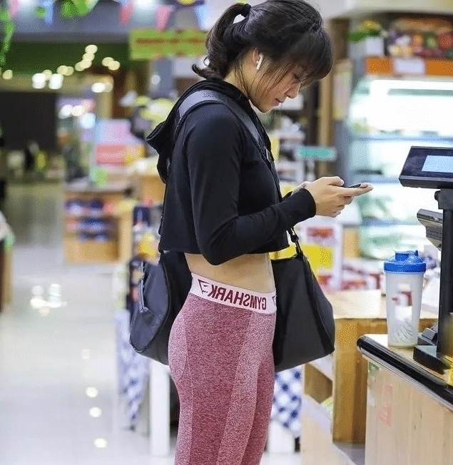 打底裤贴身紧绷,在视觉上营造高挑既视感