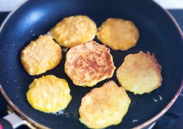 玉米别再煮着吃了,搭配鸡蛋这样做,快手又鲜香,孩子更喜欢