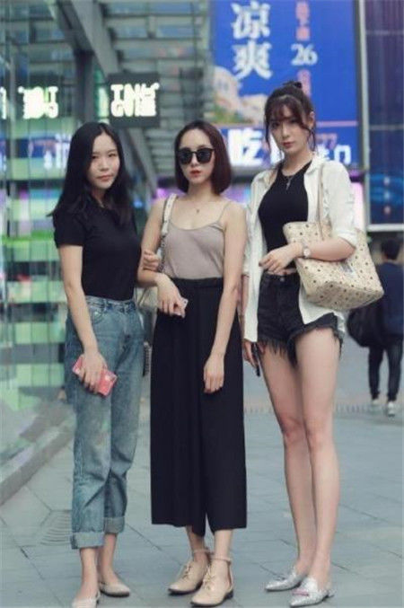 街拍：美女粉色上衣搭配白色短裙，身材妩媚多姿，很显气质