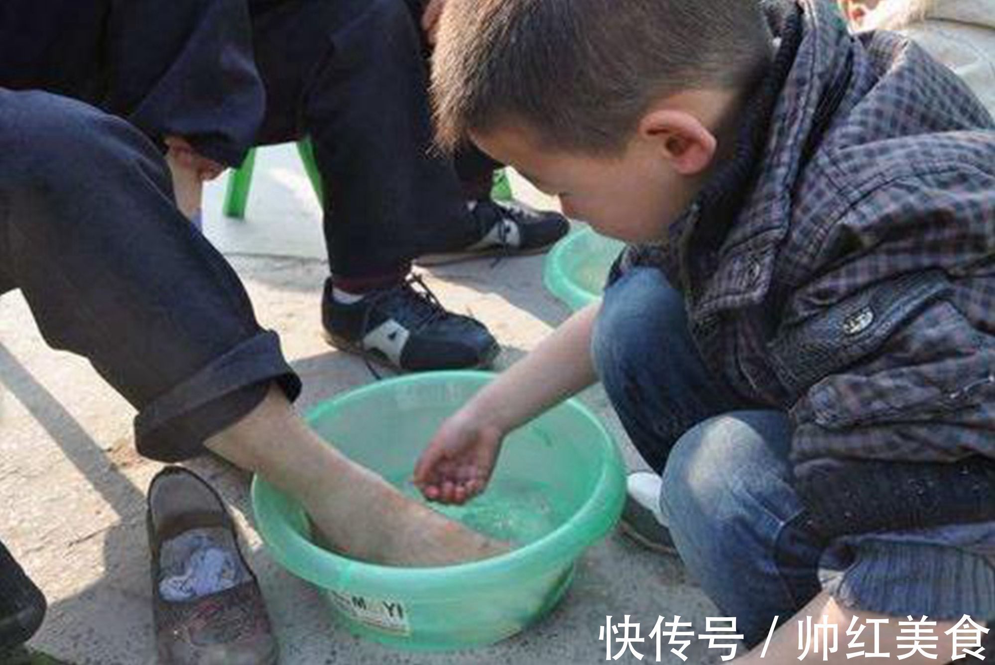 孝子|吃饭能看娃孝不孝顺？有这几种表现长大是“孝子”，你家娃有吗？