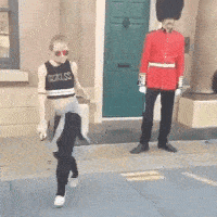 |搞笑GIF趣图:有一个人胸无点墨,却偏偏喜欢附庸风雅