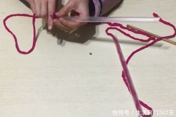 在吸管中穿一根绳子，挂在卫生间墙上太实用了，全家人都抢着用！