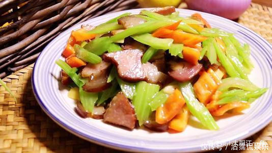 后将|芹菜炒腊肉,先炒芹菜还是先炒腊肉大厨都不对,难怪不好吃