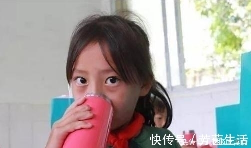 不锈钢|“夺命保温杯”被曝光,放入热水出来却是毒水,很多家长仍在购买