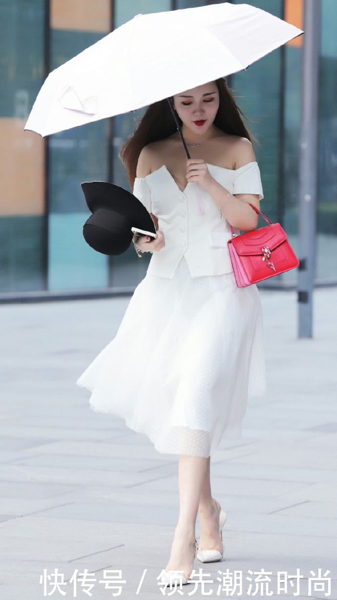 白色|白而可人的小姐姐,穿白色V领抹胸连衣裙,纯洁得像仙女!