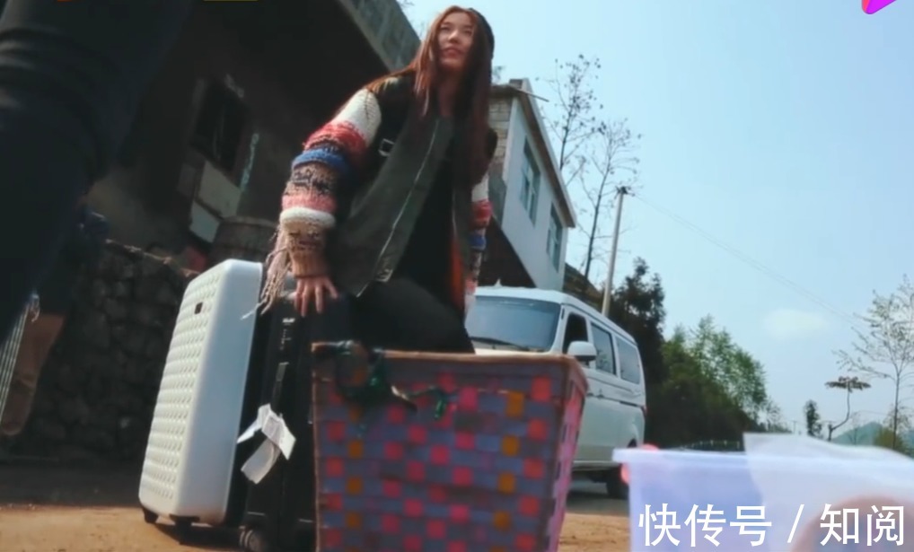 遼寧巨嬰:16歲吃飯靠人喂,每天開(kāi)銷過(guò)萬(wàn),開(kāi)蘭博基尼賣(mài)手機(jī)殼