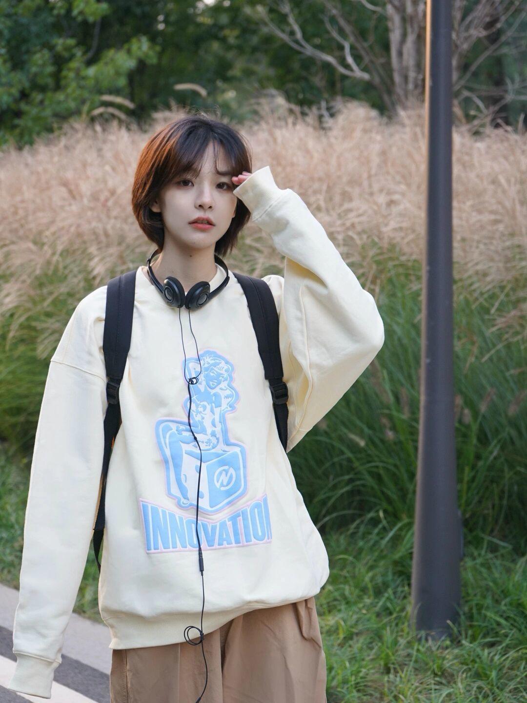 卫衣|秋冬卫衣怎么选?脏橘色字母卫衣,穿上身减龄又时髦!